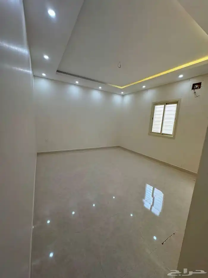 للايجار شقة دور ارضي 5 غرف حي الضباب 13