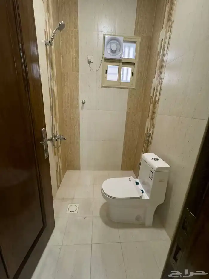 للايجار شقة دور ارضي 5 غرف حي الضباب 5