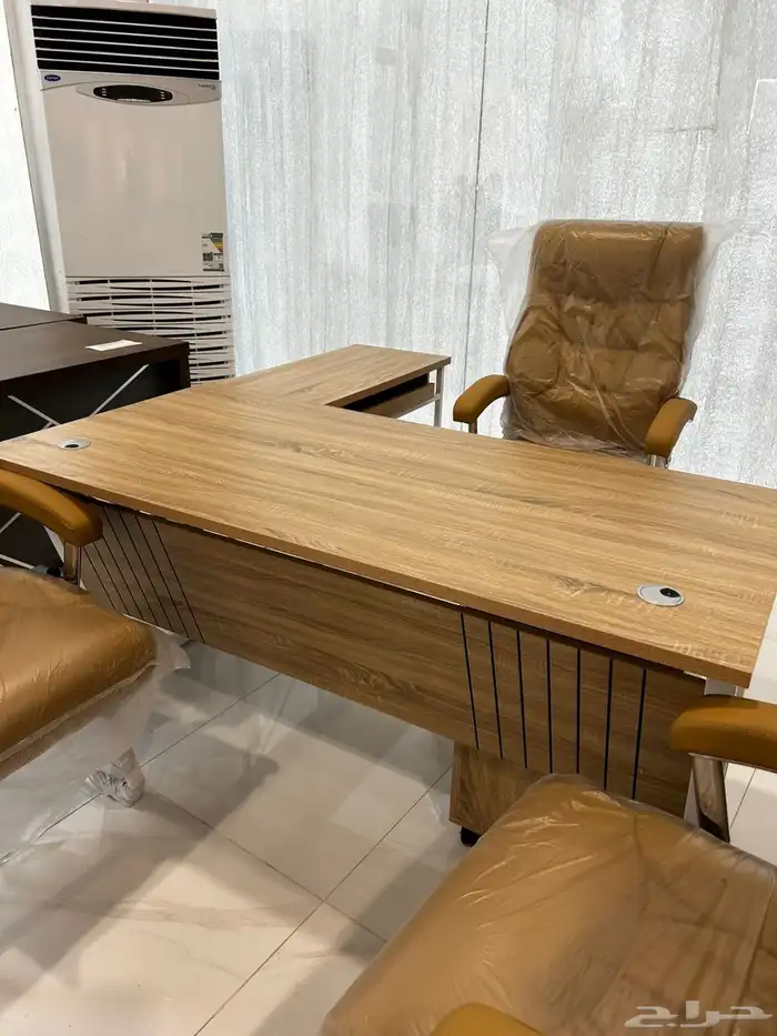 طاولة مكتب مع كراسي بسعر مخفض  الألوان متاحةlable 0
