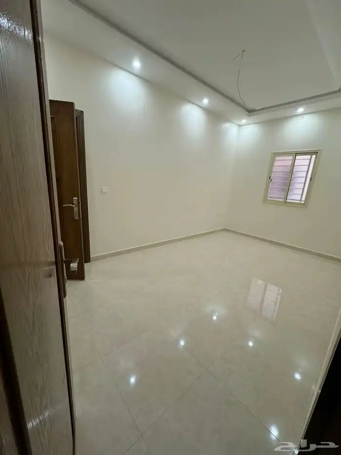 للايجار شقة دور ارضي 5 غرف حي الضباب 6