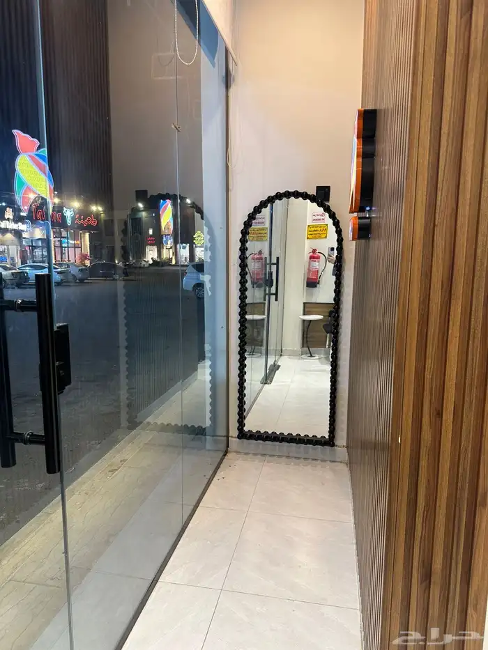 مطعم للتقبيل بكامل اغراضه ما زال يعمل 2