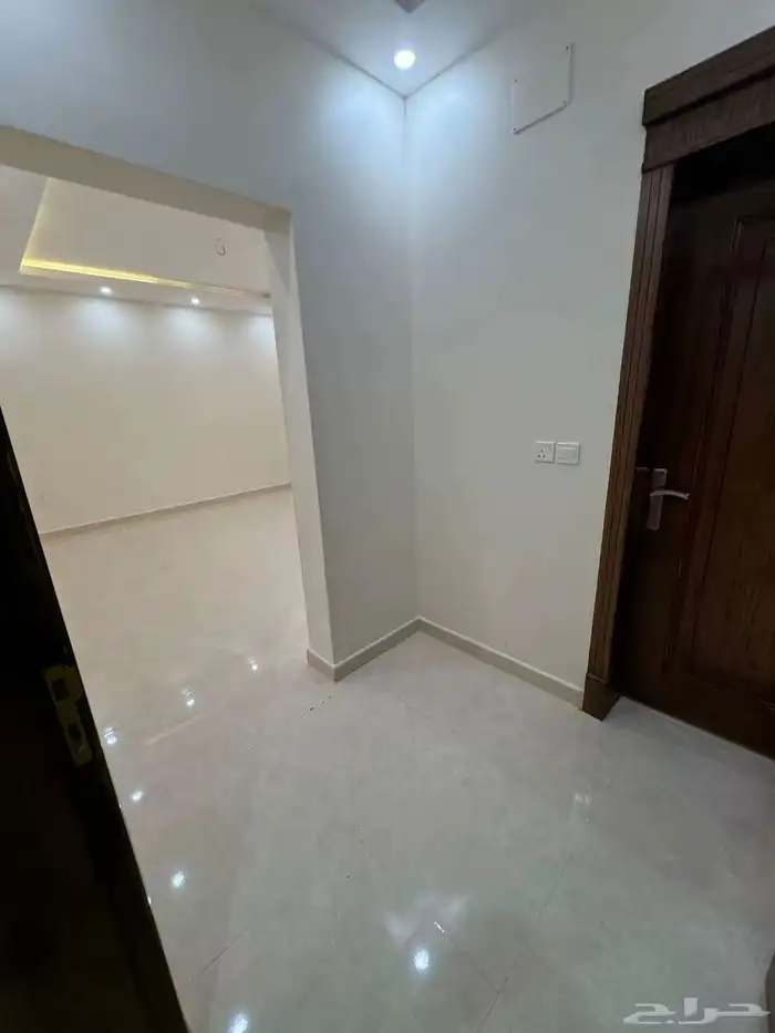 للايجار شقة دور ارضي 5 غرف حي الضباب 11