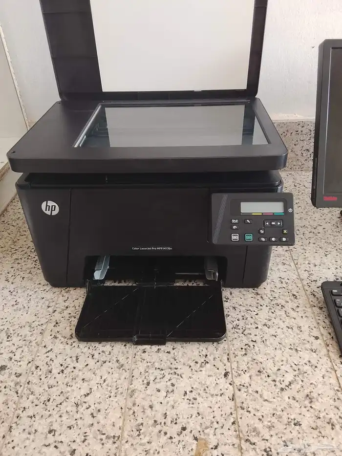 كمبيوتر مكتبي مع طابعة وتصوير 3