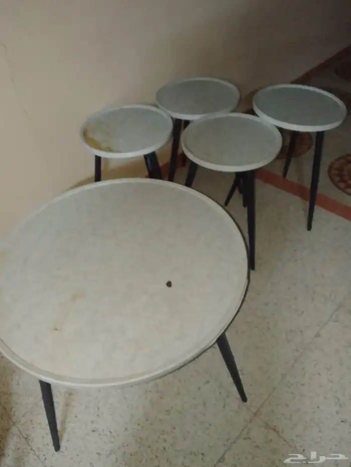 طاولة خشبية 5قطع للبيع بقيمة 130ريال 1