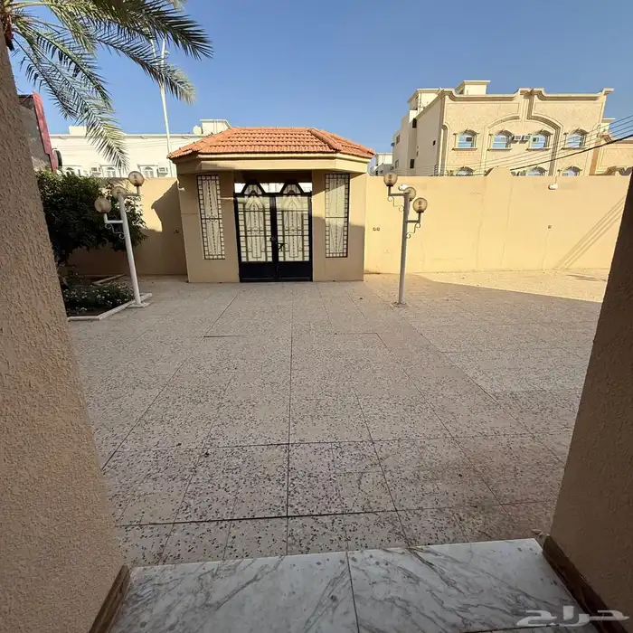 للبيع فيلا بحي الجامعيين تجاري سكني المساحة 800م 1