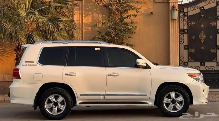 لاند كروزر 2015 GXR.8 بريمي 8