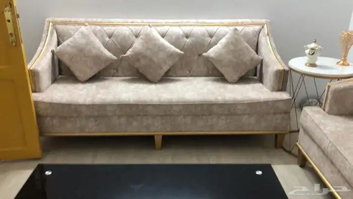 ب 1500 كنب يكفي 11 شخص مع طاولتين زاويه والطاوله اللي بالنص 1