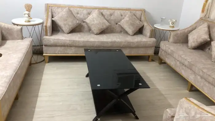 ب 1500 كنب يكفي 11 شخص مع طاولتين زاويه والطاوله اللي بالنص 3