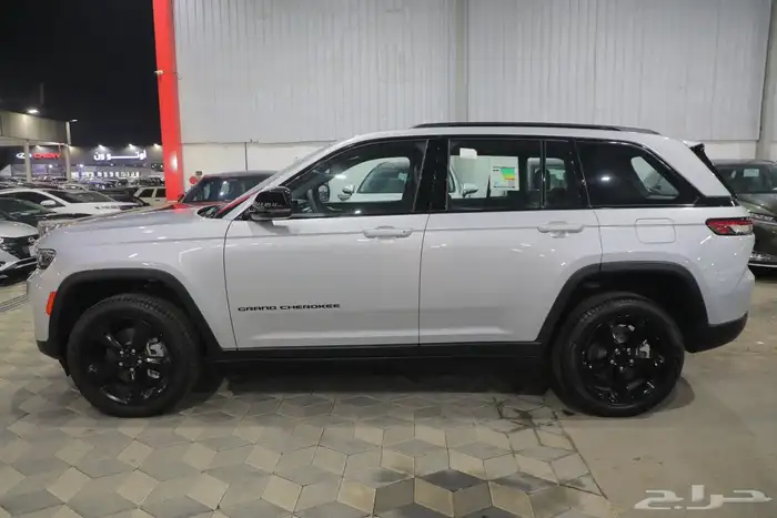 جيب جراند شروكي التيتود بلاك اديشن 2023 اصفار 5