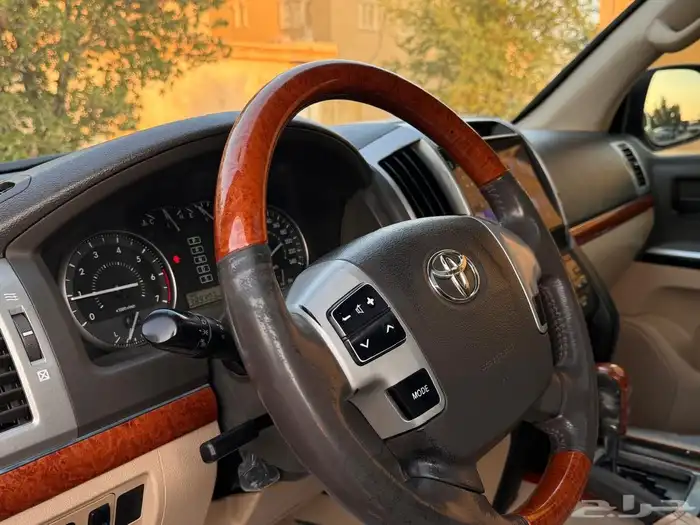 لاند كروزر 2015 GXR.8 بريمي 15