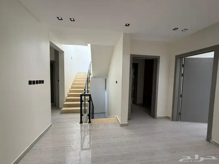 فيلا 200 متر بحي طويق مليون و 80 الف بها غرفة كبار سن 20