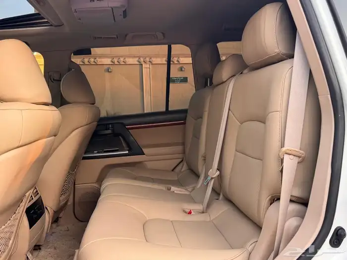 لاند كروزر 2015 GXR.8 بريمي 14