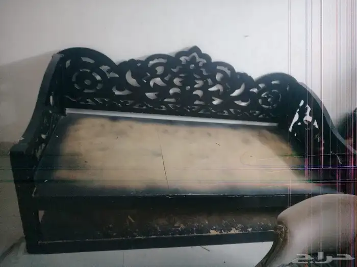 ثلاثه مكيفات وثلاج ومطبخ وبتقاز وربعه كراسي خشب نفر واحد 3