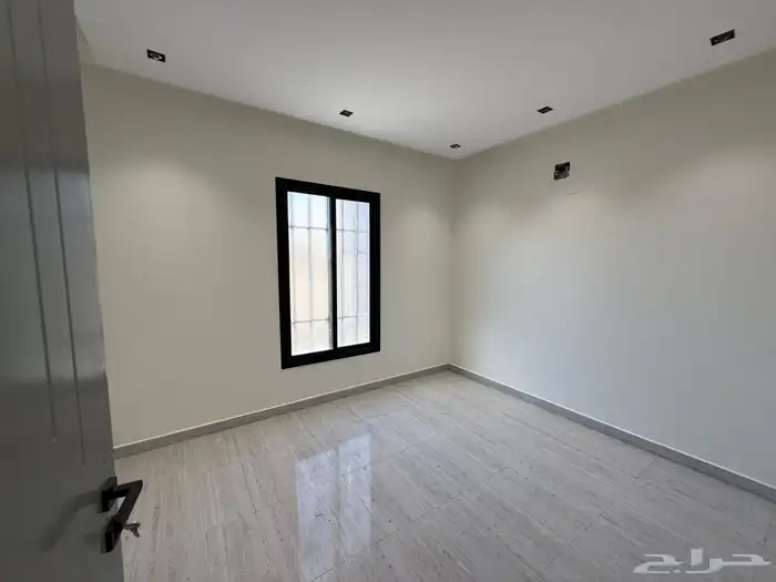 فيلا 200 متر بحي طويق مليون و 80 الف بها غرفة كبار سن 18