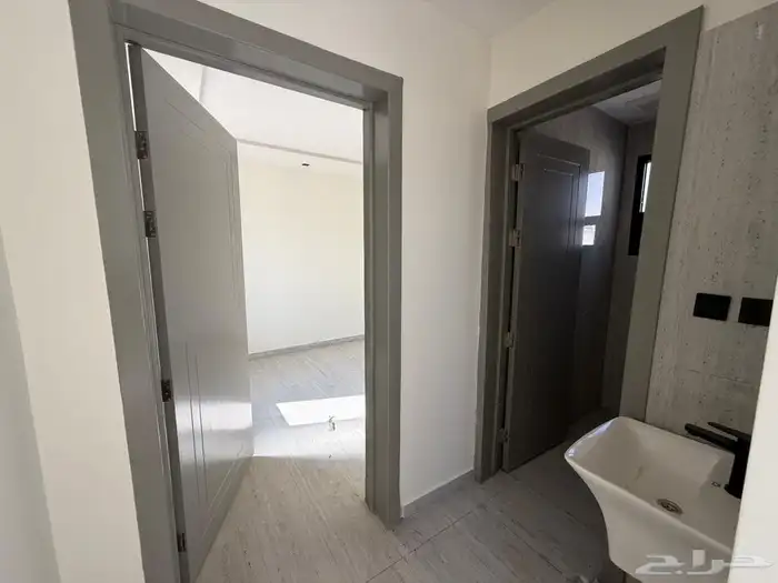 فيلا 200 متر بحي طويق مليون و 80 الف بها غرفة كبار سن 21