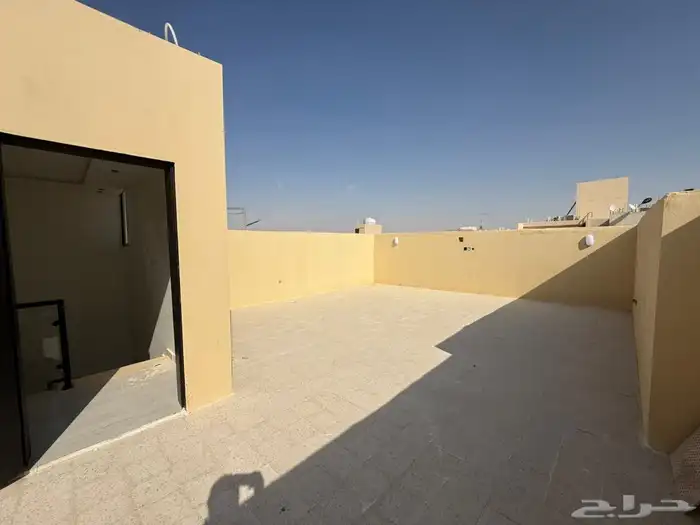 فيلا 200 متر بحي طويق مليون و 80 الف بها غرفة كبار سن 23