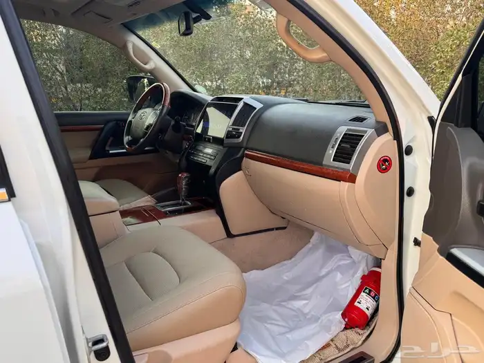 لاند كروزر 2015 GXR.8 بريمي 12