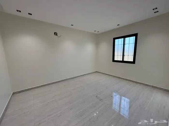 فيلا 200 متر بحي طويق مليون و 80 الف بها غرفة كبار سن 19