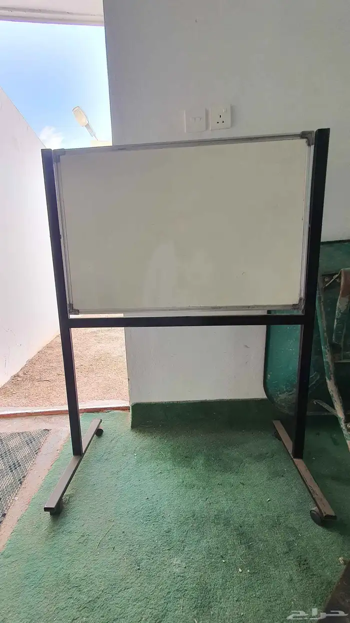 سبورة متحركة للبيع مقاس 80 في 95 تقريبا 0