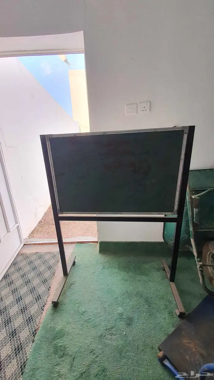 سبورة متحركة للبيع مقاس 80 في 95 تقريبا 1