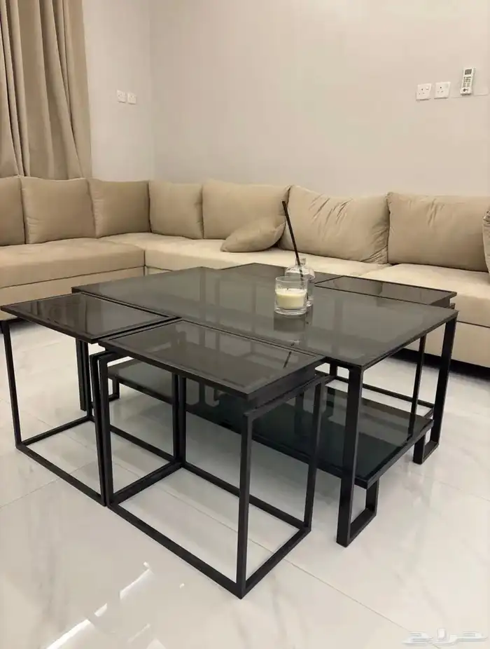 طاوله مع اربعه خدمات جديده لم يتم الاستعمال الا مرا واحده 0