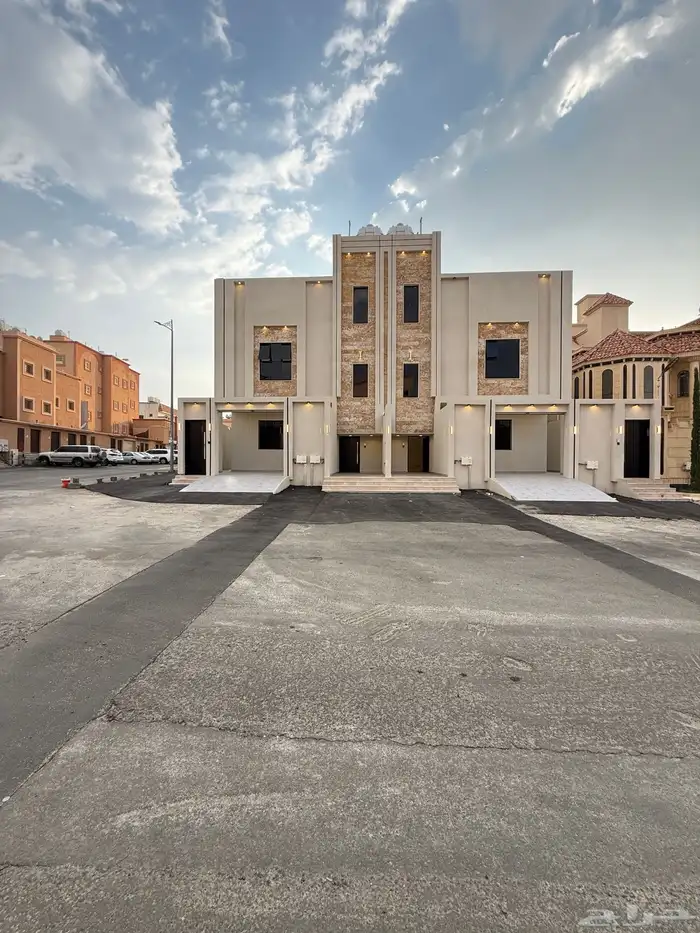 للبيع روف علوي بملحق تشطيب VIP ف احد رفيده وسط الخدمات 0