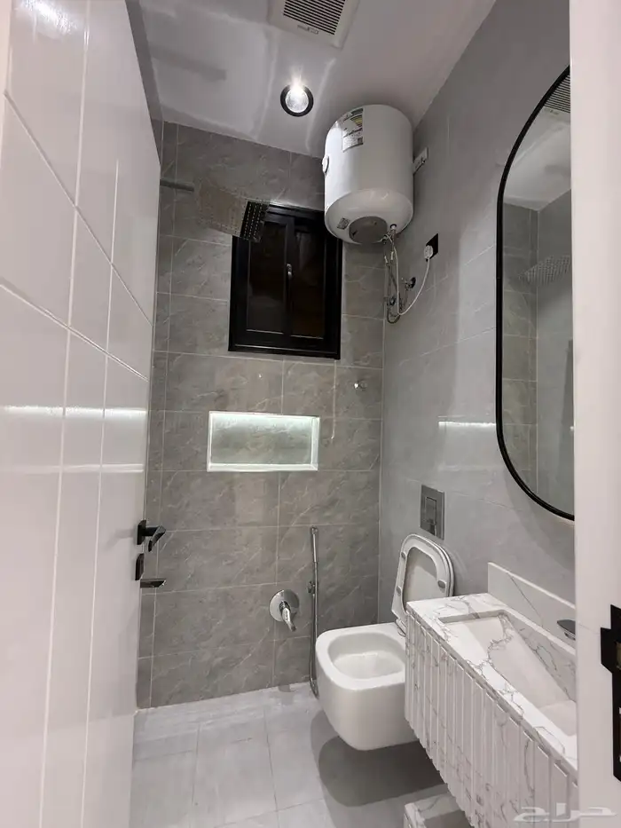 للبيع شقة علوي نظام دور بسطح خاص خلف ساكو طريق أبها الخميس 22