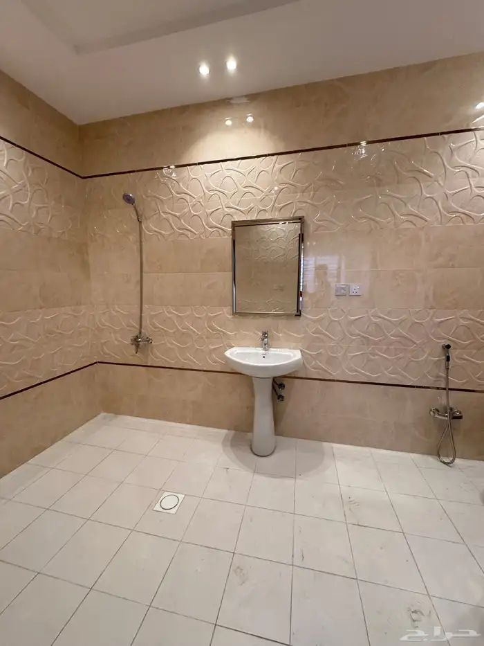 للبيع فيلا دورين وملحق مستقله من 840 الف بالخميس 16