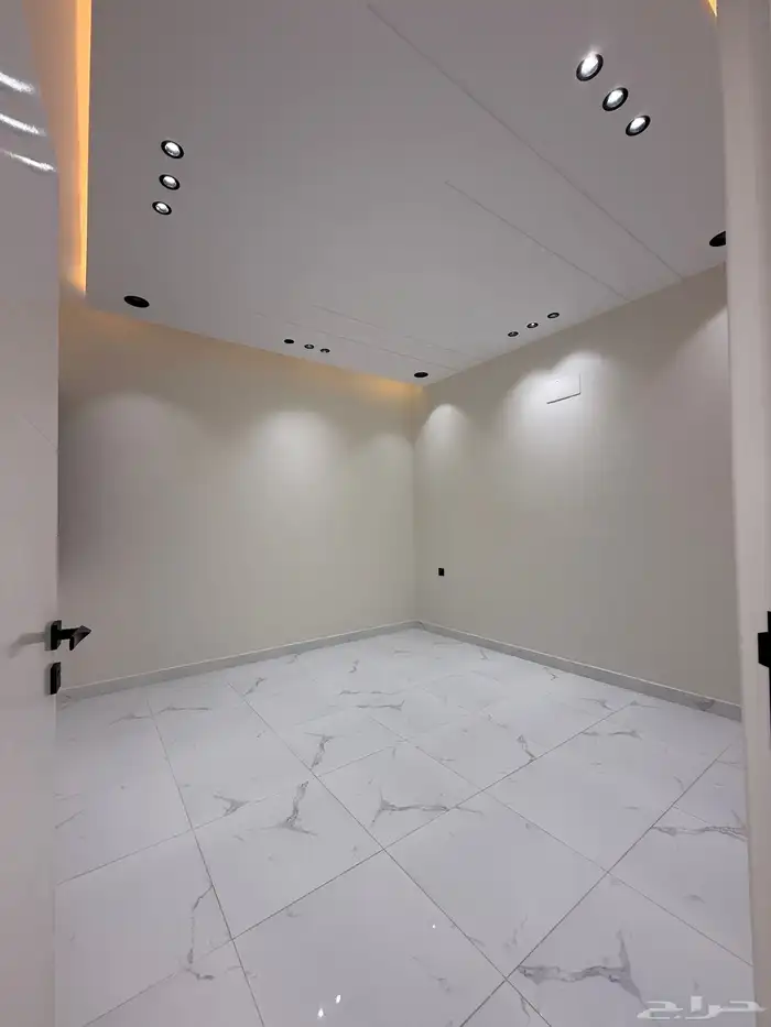 للبيع شقة علوي نظام دور بسطح خاص خلف ساكو طريق أبها الخميس 23