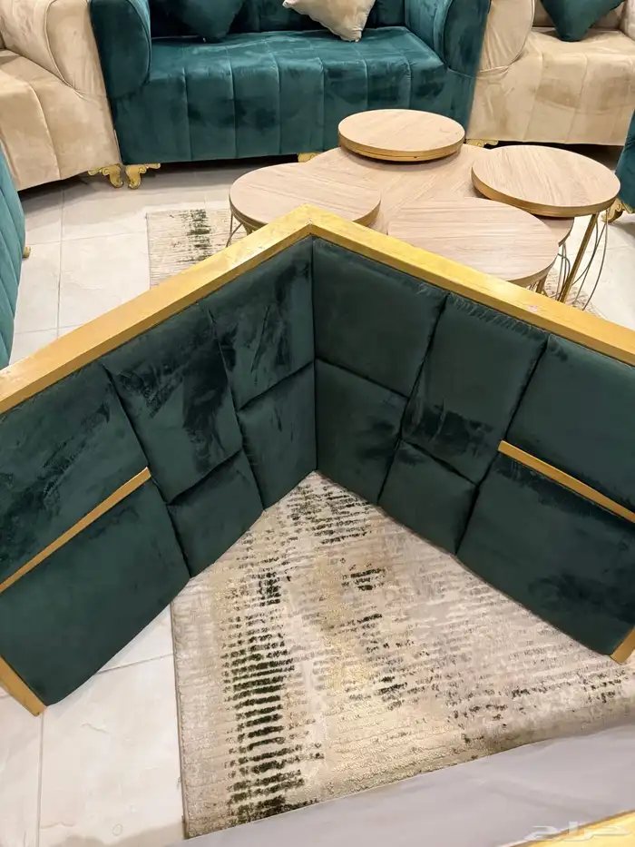 كنب وطاولة و9 مساند 4