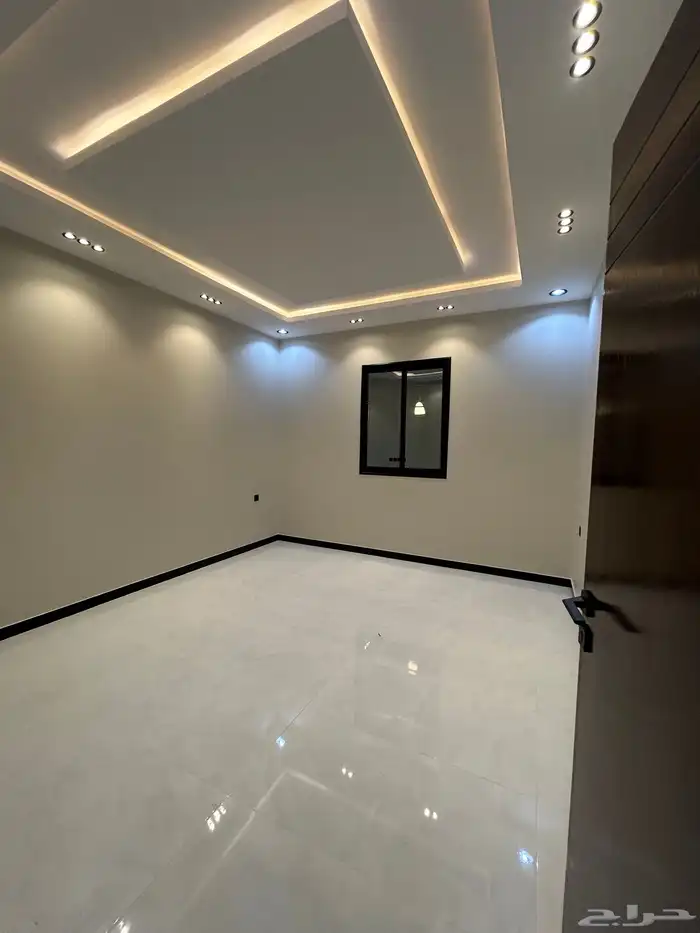 للبيع شقة دور ارضي 6غرف وسط الخدمات حي دره الموسى 13