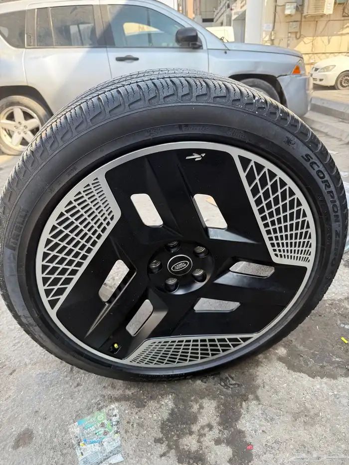 جنوط رنج روفر ديفندر مقاس 23 فورجد مع كفرات بريلي 4