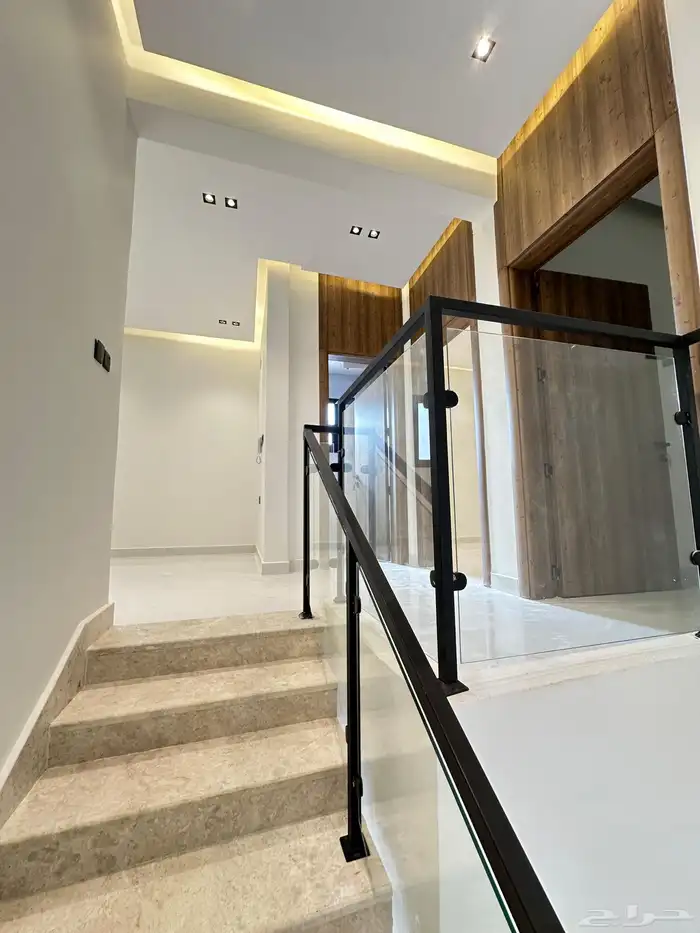 للبيع فيلا مع شقة مدخل خاص في حي  البيان 3