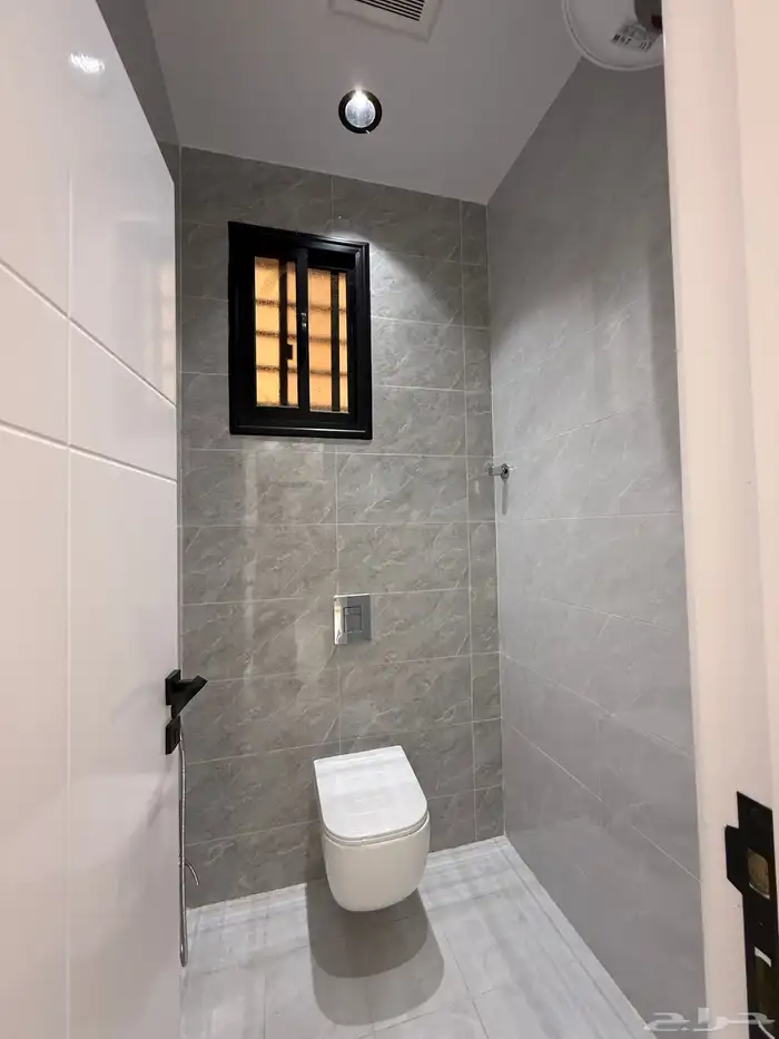 للبيع شقة علوي نظام دور بسطح خاص خلف ساكو طريق أبها الخميس 11