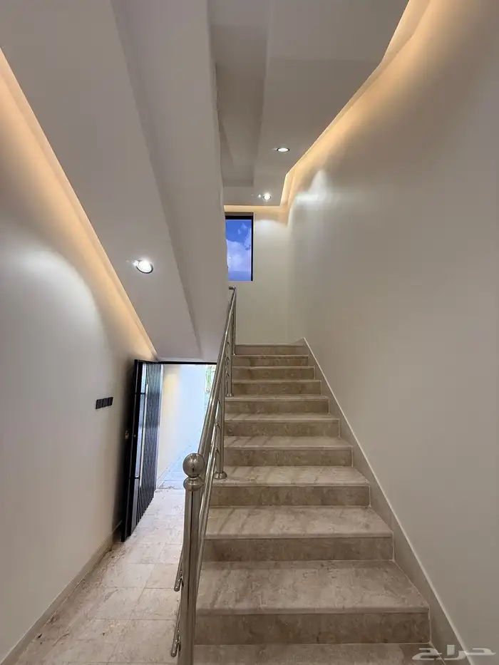 للبيع روف علوي بملحق تشطيب VIP ف احد رفيده وسط الخدمات 5