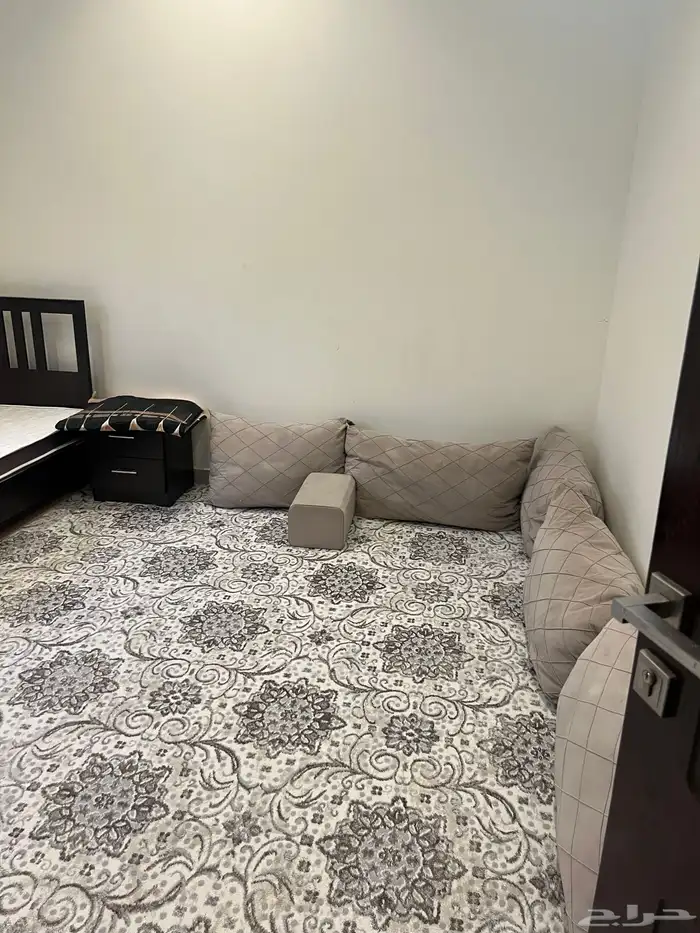 شقه عزاب فاخره شامل الأثاث والكهرباء والماء للإيجار 2