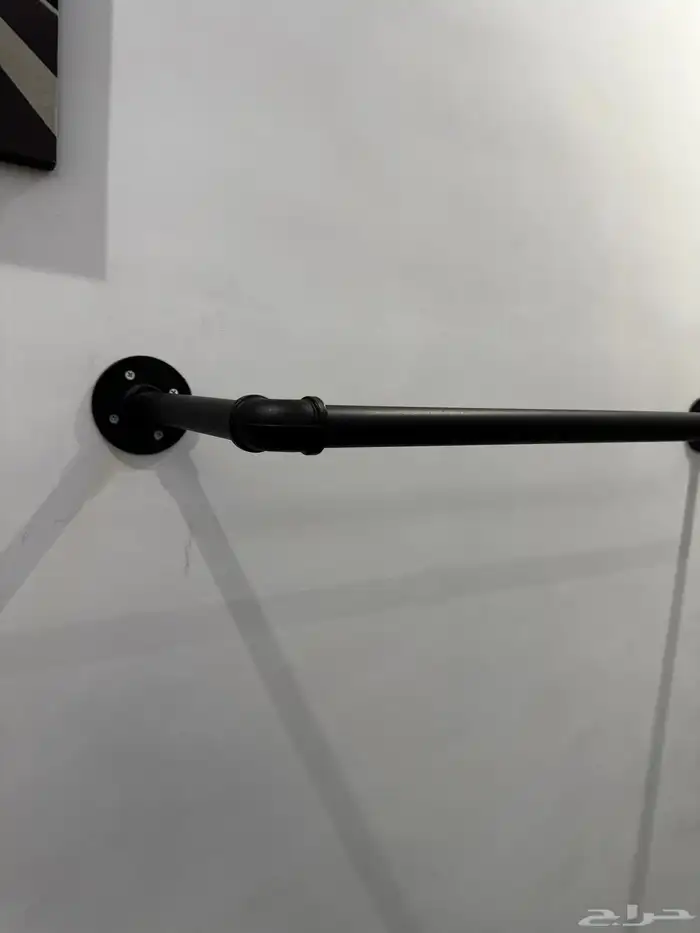 علاقه ملابس جداريه سوداء 2