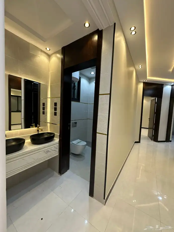 امتلك روف من 8 غرف ومشب بموقع مميز ومكتمل شرق الخميس 6