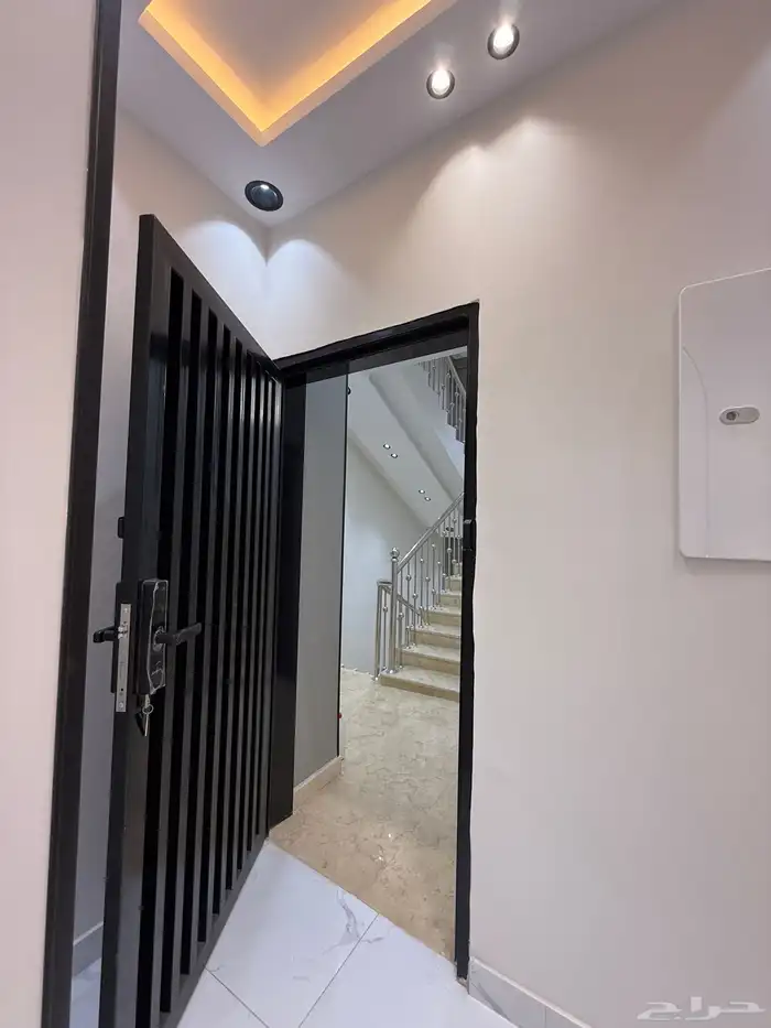 للبيع شقة علوي نظام دور بسطح خاص خلف ساكو طريق أبها الخميس 9