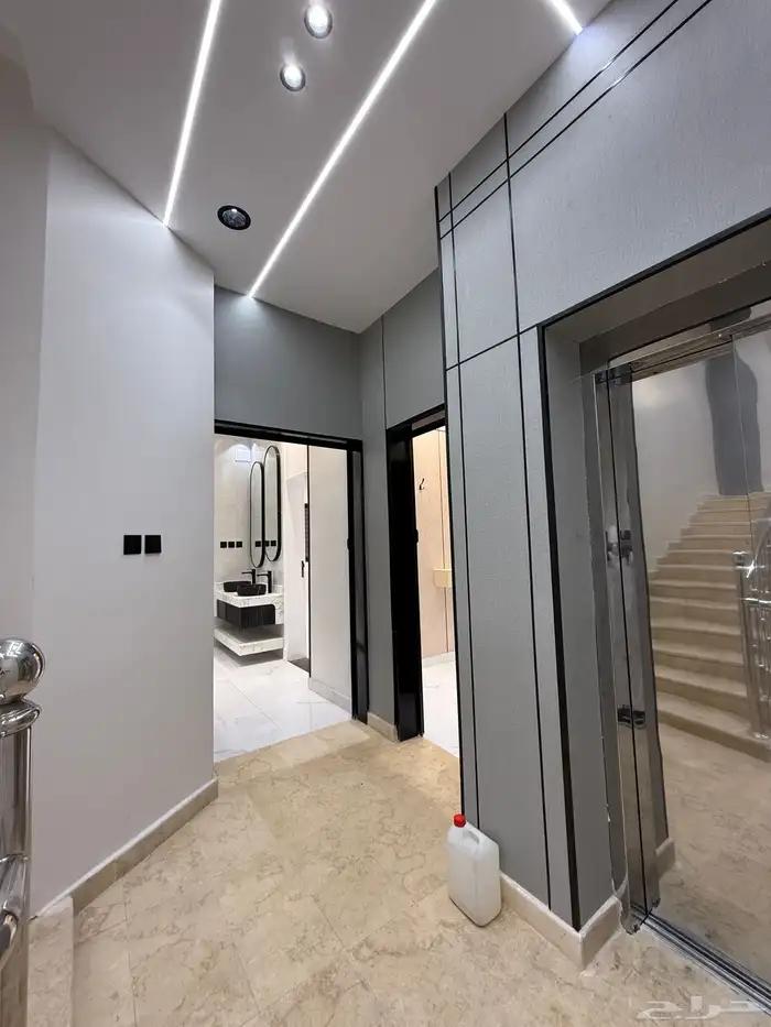 للبيع شقة علوي نظام دور بسطح خاص خلف ساكو طريق أبها الخميس 1