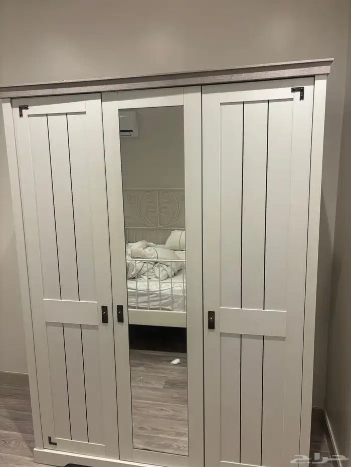 دولاب تخزين و طاوله وستاند 1