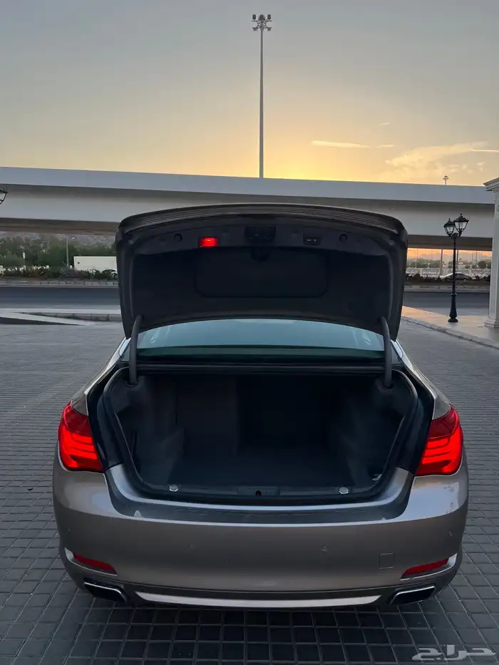 للبيع بي ام الفئة السابعة 740 موديل 2011 4