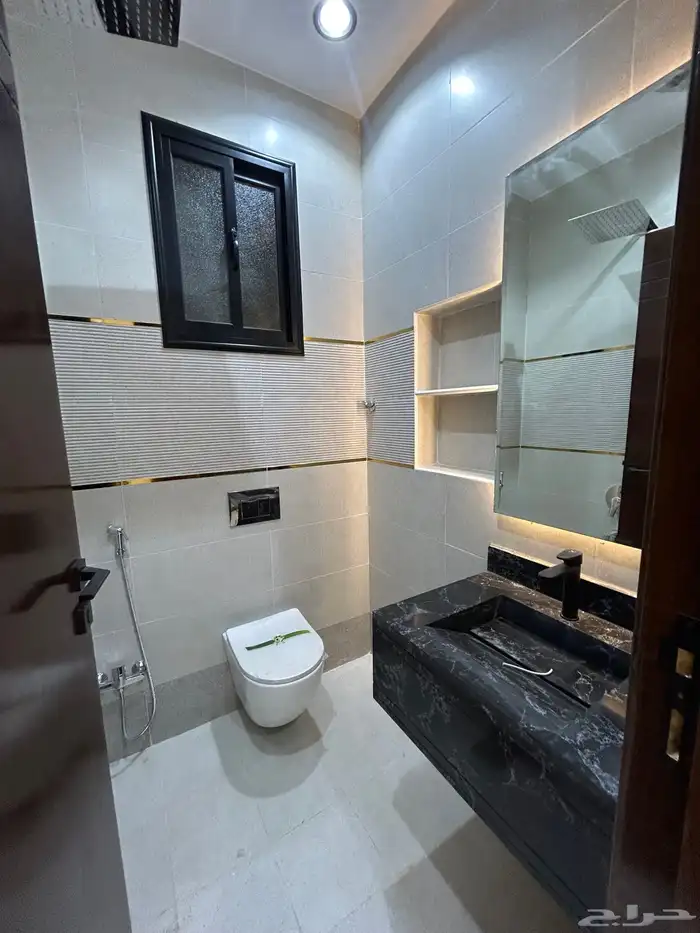 للبيع شقة دور ارضي 6غرف وسط الخدمات حي دره الموسى 15