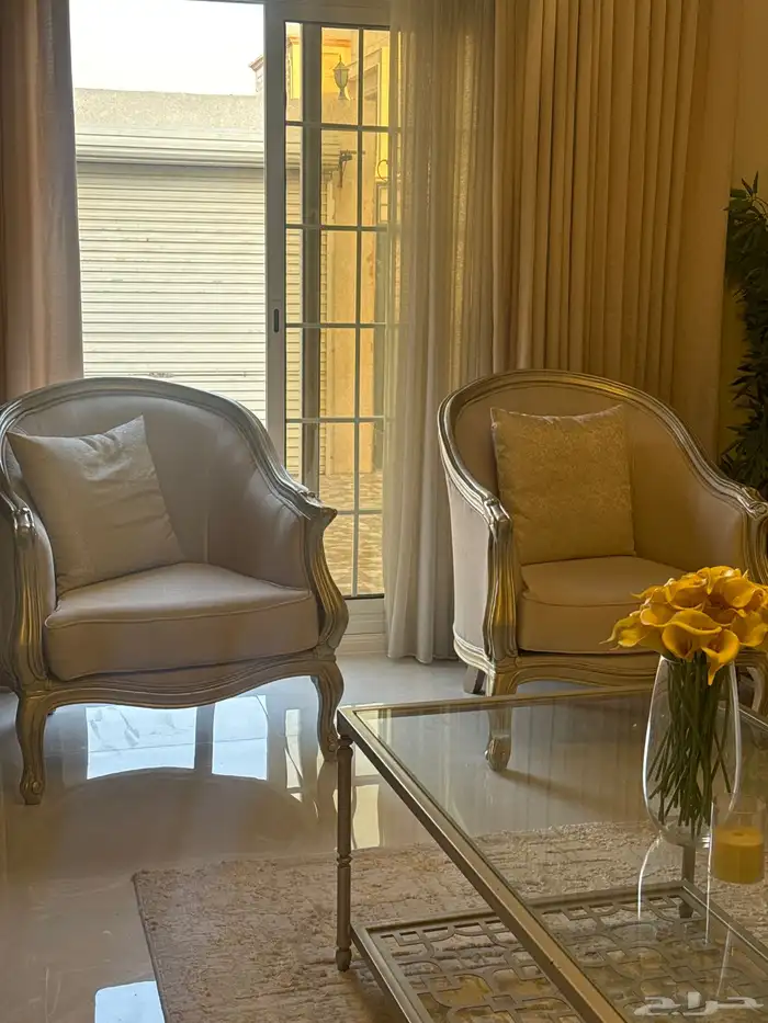 كنب كلاسيك وطقم طاولات 1