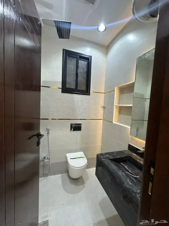 امتلك روف من 8 غرف ومشب بموقع مميز ومكتمل شرق الخميس 11