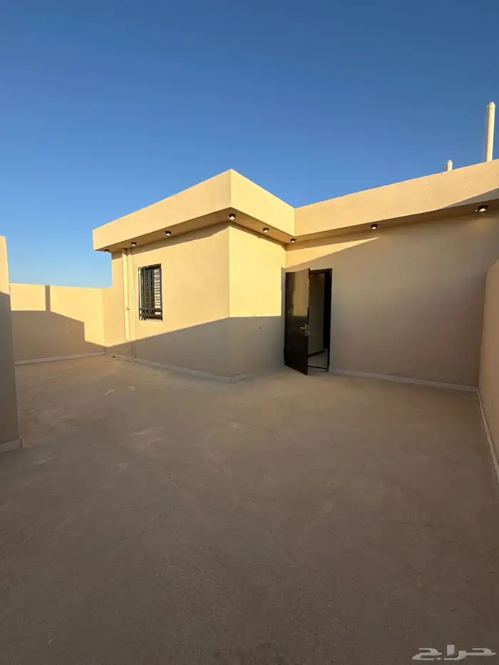 للبيع ارواف علويه 9 غرف وشقق ارضيه ببايكة سيارة درة الموسي 46