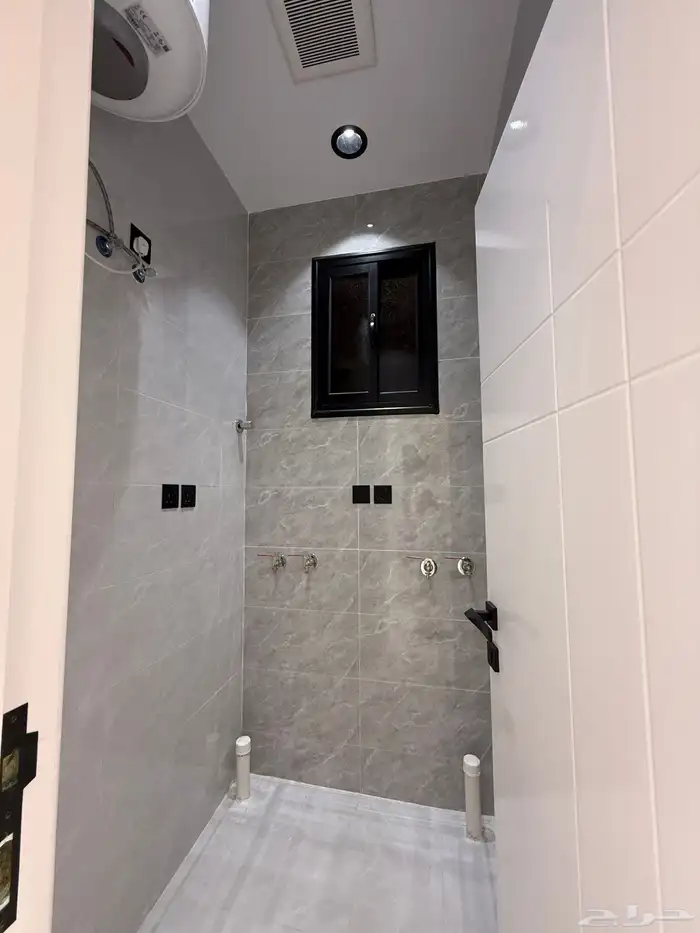 للبيع شقة علوي نظام دور بسطح خاص خلف ساكو طريق أبها الخميس 12