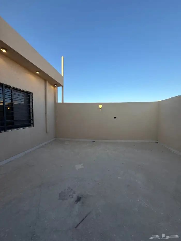 للبيع ارواف علويه 9 غرف وشقق ارضيه ببايكة سيارة درة الموسي 47