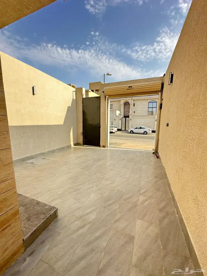 للبيع فيلا مع شقة مدخل خاص في حي  البيان 6