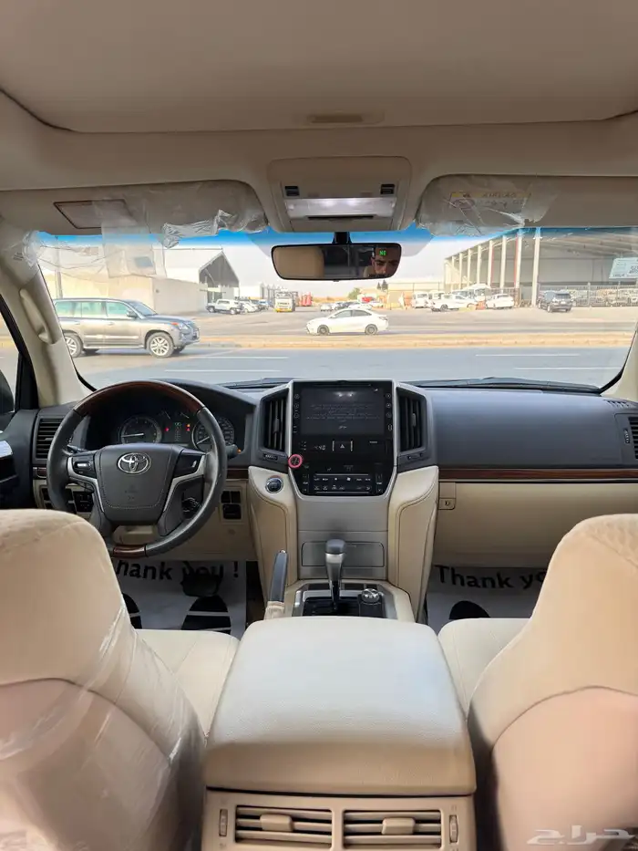 للبيع تويوتا لاندكروزر 2017 - فل كامل بحالة الوكاله - خليجي 7